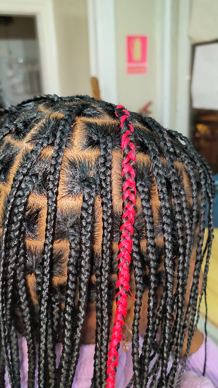 Box Braids com Acento Vermelho